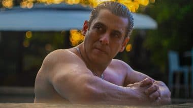 Salman Khan Shirtless Pics: स्विमिंग पूल में शर्टलेस अवतार में दिखे सलमान खान, 'अंदाज़ अपना अपना' स्टाइल में फैंस को कहा- Eello ji sanam hum aa gaye