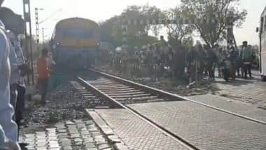 VIDEO: हाथरस में एक बड़ा हादसा टला! यात्रियों को ले जा रही रोडवेज की बस रेलवे ट्रैक पर फंसी, टावर वैगन को रुकवाकर बचाई लोगों की जान