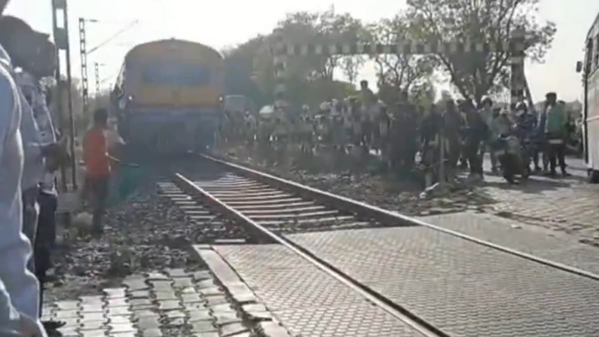 हाथरस में रेलवे ट्रैक पर फंसी थी रोडवेज की बस. समय रहते टावर वैगन को रोका.