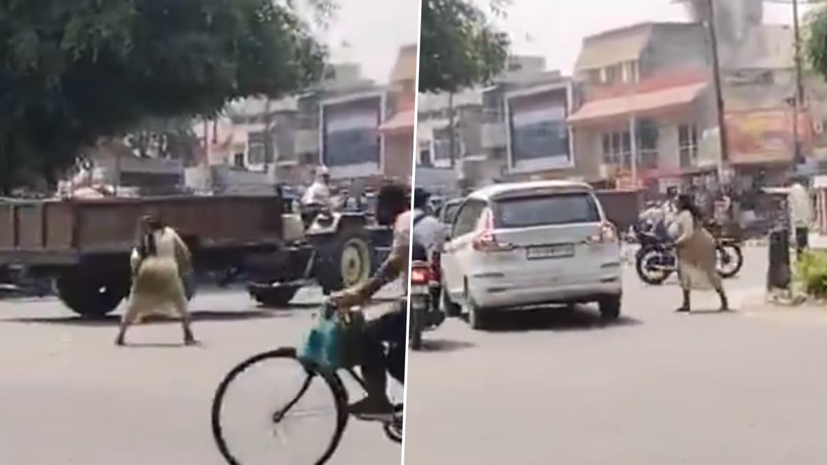 अमरोहा के गजरौला में एक मानसिक रूप से बीमार महिला ने लोगों पर वाहनों को मारें पत्थर.