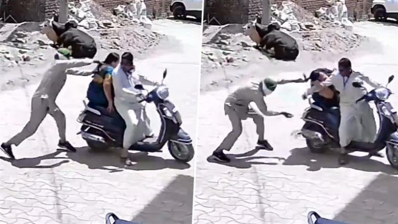 Chain Snatching Caught on Camera: पंजाब के खरड़ में बाइक सवार 2 बदमाश स्कूटी सवार का रास्ता रोकने के बाद चेन छीनकर फरार, देखें वीडियो