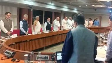 Pahalgam Terror Attack: दिल्ली में अमित शाह, राहुल गांधी और अन्य नेताओं ने पहलगाम आतंकी हमले के पीड़ितों के लिए सर्वदलीय बैठक में 2 मिनट का मौन रखा (देखें वीडियो)