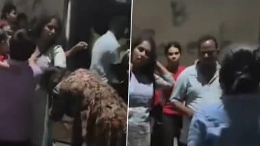 VIDEO: सड़क पर खड़े लोगों को महिला ने बोल दिया Excuse Me, युवकों ने की जमकर मारपीट, डोंबिवली से वीडियो आया सामने VIDEO: सड़क पर खड़े लोगों को महिला ने बोल दिया Excuse Me, युवकों ने की जमकर मारपीट, डोंबिवली से वीडियो आया सामने