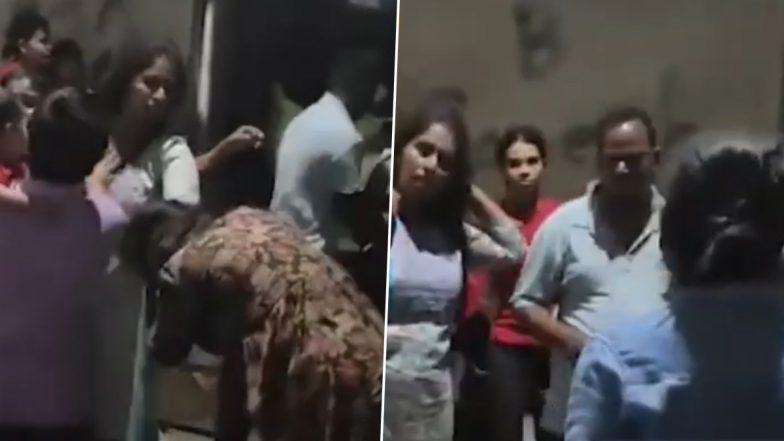 VIDEO: सड़क पर खड़े लोगों को महिला ने बोल दिया Excuse Me, युवकों ने की जमकर मारपीट, डोंबिवली से वीडियो आया सामने