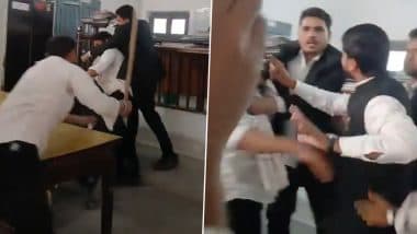 VIDEO: सिटी मजिस्ट्रेट कोर्ट में वकीलों के बीच WWE, एक दुसरे को लाठियों से और कुर्सी उठाकर मारा, झांसी का वीडियो आया सामने VIDEO: सिटी मजिस्ट्रेट कोर्ट में वकीलों के बीच WWE, एक दुसरे को लाठियों से और कुर्सी उठाकर मारा, झांसी का वीडियो आया सामने