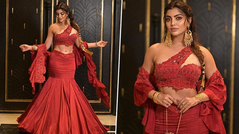 रेड ड्रेस में कहर ढा रहीं Akanksha Puri