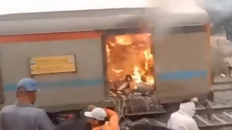 Narmadapuram Train Fire: अहमदाबाद बरौनी एक्सप्रेस ट्रेन की पार्सल बोगी में लगी आग, नर्मदापुरम में एक घंटे की मशक्कत के बाद किया काबू, बड़ा हादसा टला