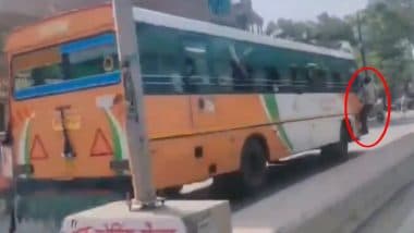 Hathras Shocking Video: यूपी के हाथरस में ड्राइवर और बाइक सवार के बीच विवाद, गुस्साए चालक ने बस के दरवाजे पर लटकाकर युवक को 1 KM तक दौड़ाया