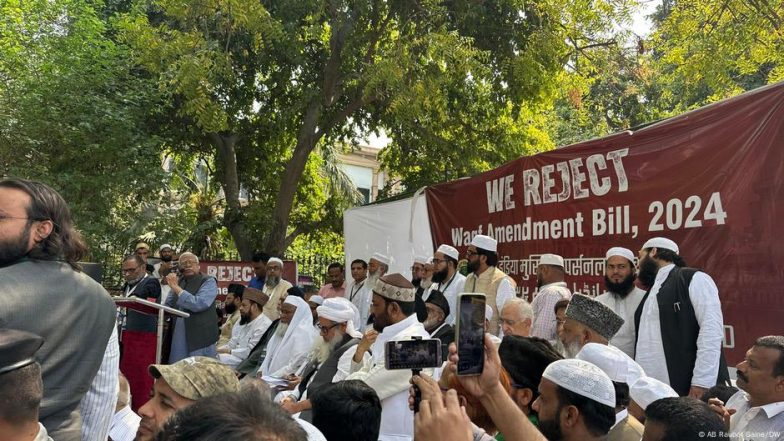 कोर्ट के आदेश के बाद सरकार ने थामा वक्फ कानून