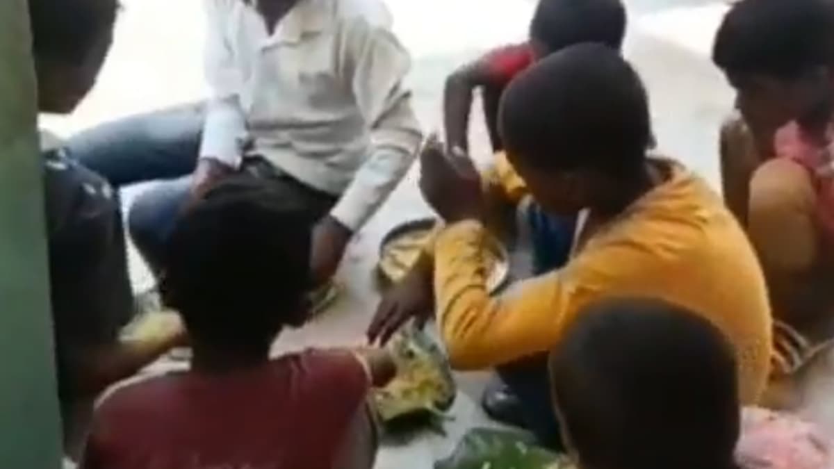 अयोध्या जिले में मिड डे मील की हालत खराब. स्कूल में बच्चों को दिया जा रहा है पत्तल में खाना.