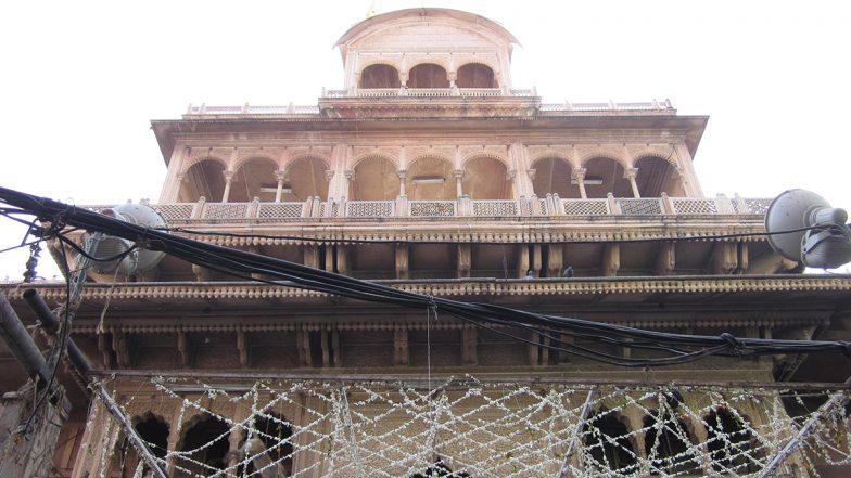VIDEO: वृंदावन के बांके बिहारी मंदिर में चोरी, दान के पैसे गिनने आएं बैंक कर्मचारी ने ही उड़ा लिए लाखों रूपए, तलाशी में मिली नोटों की गड्डीयां