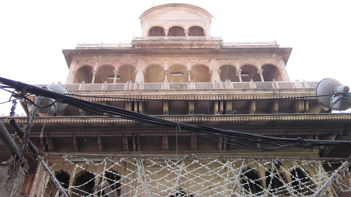 वृंदावन के बांके बिहारी मंदिर में आएं बैंक कर्मचारी ने चुरा लिए दान के पैसे.