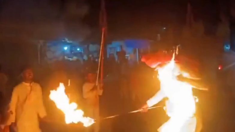 VIDEO: रामनवमी में करतब दिखाने के दौरान शख्स के कपड़ो में लगी आग, झुलसने से बाल बाल बचा, सोनभद्र का वीडियो आया सामने