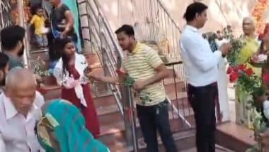 Lucknow Temple Video: पहले श्रद्धालुओं के साथ की थी जमकर मारपीट, अब मंदिर के सामने भक्तों को फुल देते हुए दिखाई दिए दुकानदार, लखनऊ के चंद्रिका देवी मंदिर का वीडियो आया सामने