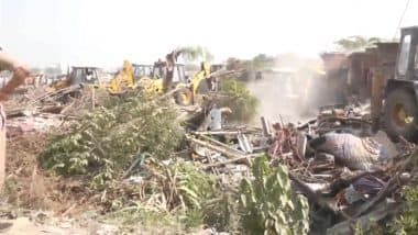 AMC Bulldozer Action: अहमदाबाद में बांग्लादेशी घुसपैठियों पर बुलडोजर कार्रवाई, नगर निगम ने चंदोला झील के पास अवैध बस्तियों को किया ध्वस्त; VIDEO