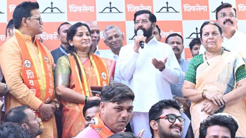 BMC चुनाव से पहले शिवसेना UBT को बड़ा झटका, प्रवक्ता संजना घाड़ी, उनके पति और पूर्व नगरसेवक संजय घाड़ी ने थामा शिंदे गुट का दामन; VIDEO
