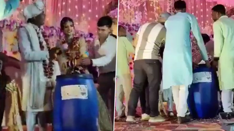 VIDEO: यूपी के हमीरपुर में शादी में दूल्हा-दुल्हन को गिफ्ट में दोस्तों ने दिया नीला ड्रम, गंदे मजाक को लेकर लोग भड़के