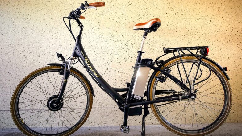 Maharashtra E-Bike Taxi Service: महाराष्ट्र कैबिनेट का बड़ा फैसला, शहरों में ई-बाइक टैक्सी सेवा को मिली मंजूरी, सिर्फ मुंबई में 10,000 नौकरियां पैदा होने की उम्मीद