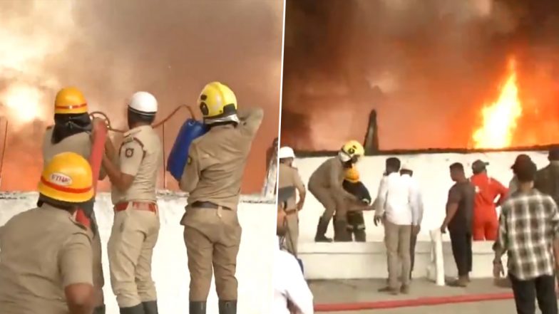 Fire In Kalaburagi: कलबुरगी के कपनूर इंडस्ट्रियल इलाके में लगी भीषण आग, फायर टेंडर की गाड़ियां मौके पर मौजूद(Watch Video)