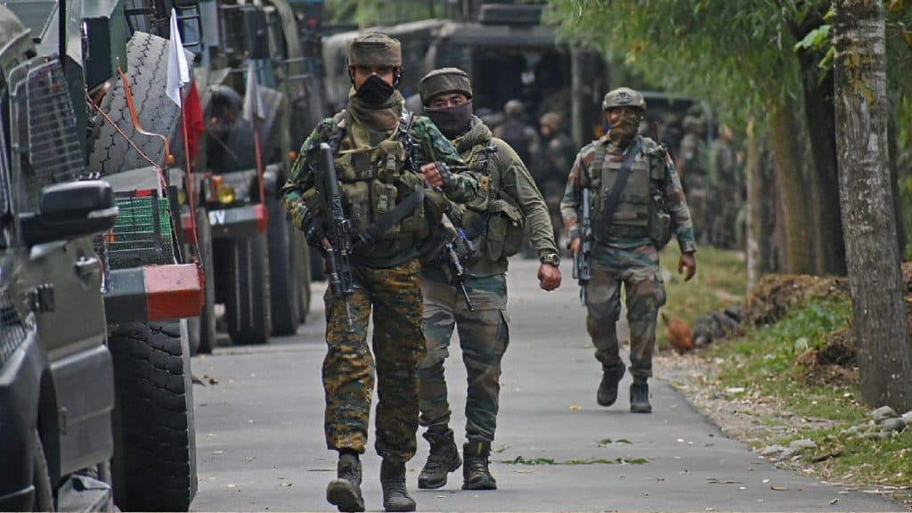जम्मू-कश्मीर के त्राल में आतंकवादियों और सुरक्षा बलों के बीच मुठभेड़, पूरे इलाके की घेराबंदी