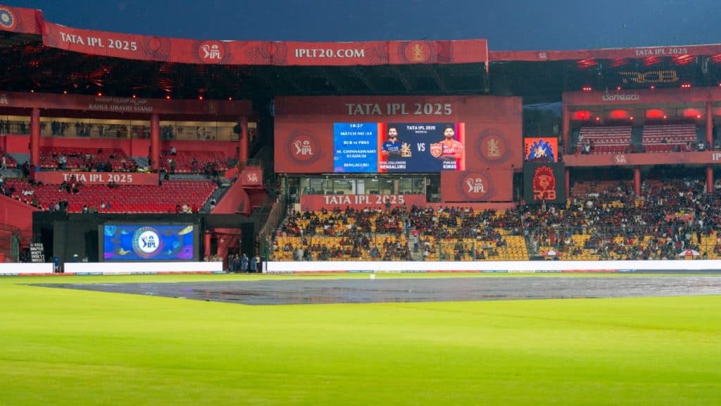 RCB vs KKR, TATA IPL 2025 58th Match Toss Delayed Due To Rain: बारिश के चलते रॉयल चैलेंजर्स बेंगलुरु बनाम कोलकाता नाइट राइडर्स के मुकाबले में टॉस में देरी, लेटेस्ट अपडेट के लिए बने रहिए