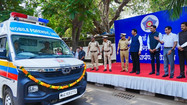 VIDEO: मुंबई में सायबर अपराध पर नकेल कसने की महाराष्ट्र सरकार की कोशिश,  सीएम फडणवीस ने हाईटेक पुलिस वाहन, फोरेंसिक वैन, महिला सहायता कक्ष और साइबर लैब का किया उद्घाटन