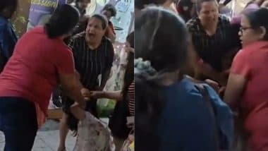 VIDEO: नोएडा में महिलाओं के बीच मारपीट, व्हाट्सएप कॉल से शुरू हुआ विवाद, फिर बीच सड़क पर मचा बवाल
