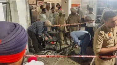 Punjab: 'рдореБрдЭреЗ рдРрд╕рд╛ рд▓рдЧрд╛ рдХрд┐ рдмрд┐рдЬрд▓реА рдЧрд┐рд░реА рд╣реИ': рдкрдВрдЬрд╛рдм рдХреЗ рдЬрд╛рд▓рдВрдзрд░ рдореЗрдВ BJP рдиреЗрддрд╛ рдордиреЛрд░рдВрдЬрди рдХрд╛рд▓рд┐рдпрд╛ рдХреЗ рдШрд░ рдХреЗ рдмрд╛рд╣рд░ рдзрдорд╛рдХрд╛, рдЧреНрд░реЗрдиреЗрдб рдЕрдЯреИрдХ рдХреА рдЖрд╢рдВрдХрд╛ (Watch Video)