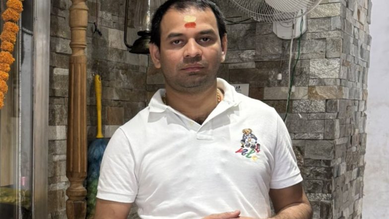 Tej Pratap Yadav News: आधी रात को हाफ पैंट पहनकर थाने पहुंचे RJD नेता तेजप्रताप यादव, भागते हुए थाने पहुंचे अधिकारी; VIDEO