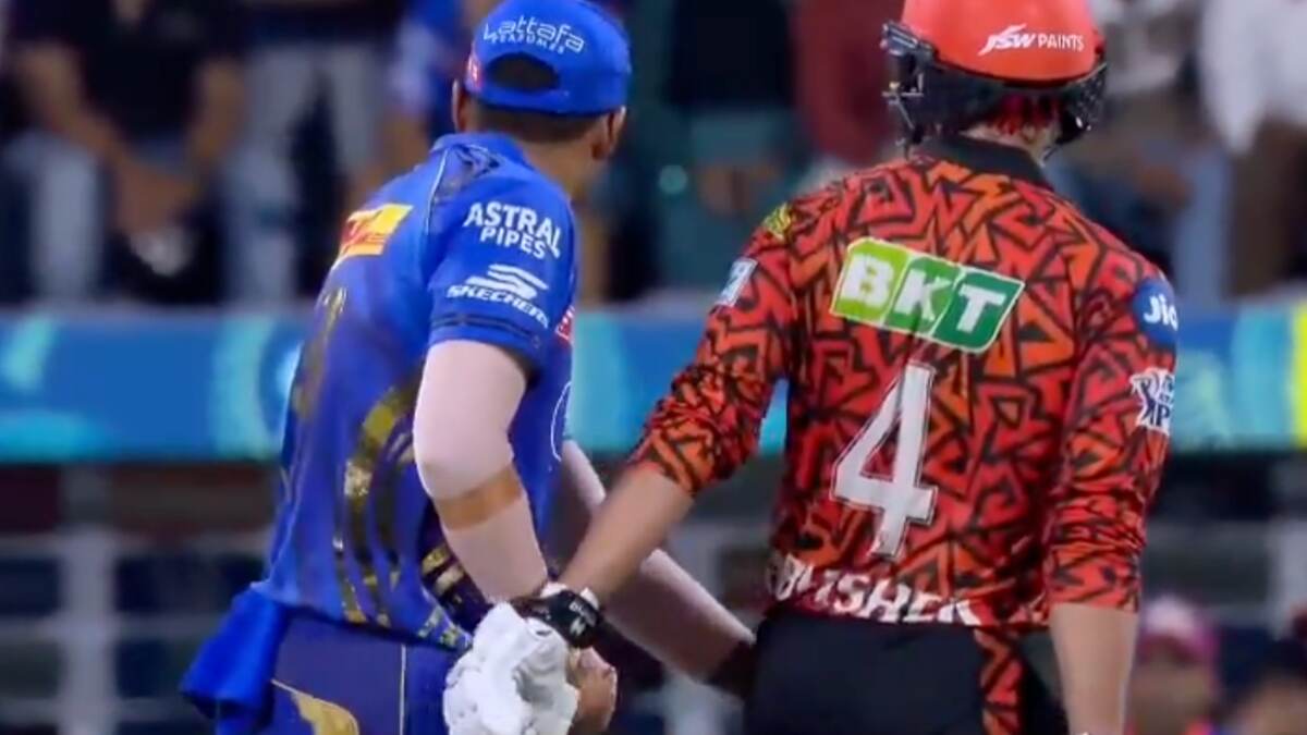 Suryakumar Yadav Checks Abhishek Sharma's Pocket: SRH बनाम PBKS IPL 2025 मैच के दौरान अभिषेक शर्मा की जेब में क्या ढूंढते नजर आए सूर्यकुमार यादव? देखें वीडियो