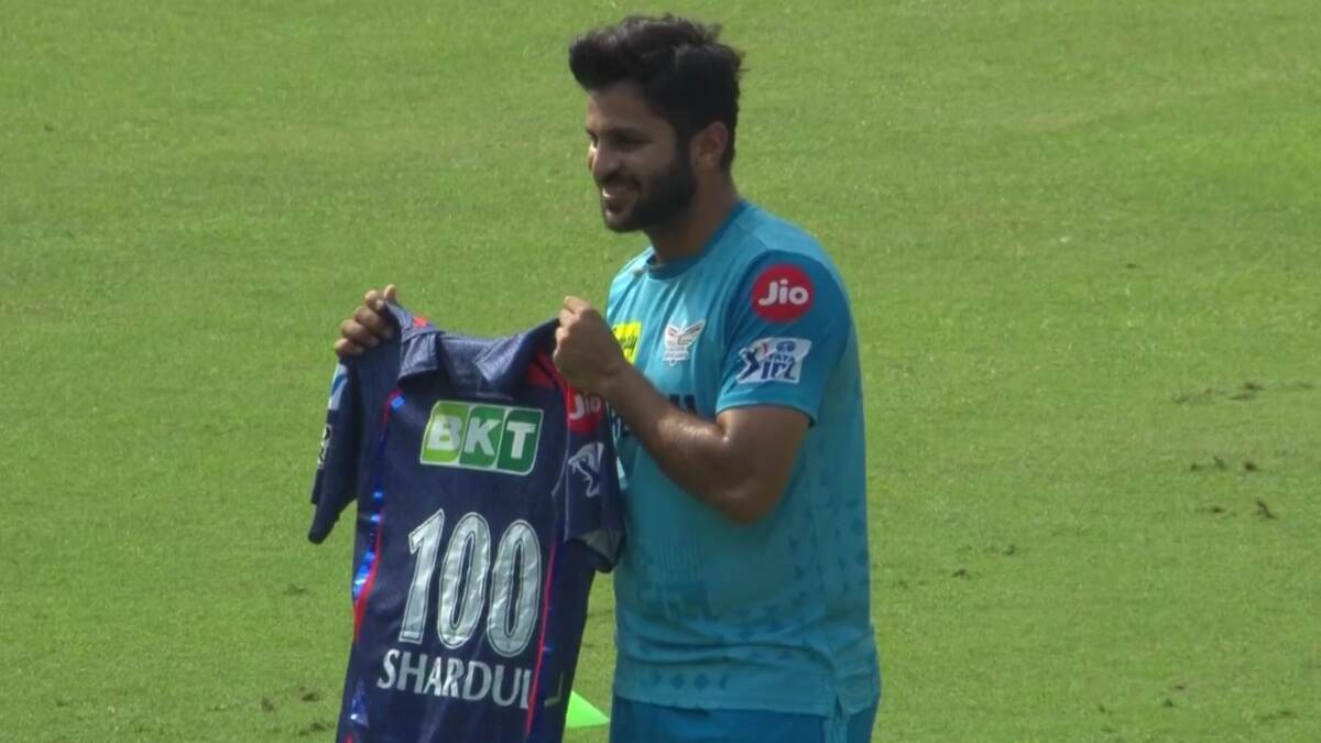 Shardul Thakur Completes 100 IPL Matches: शार्दुल ठाकुर ने आईपीएल में खेला 100वां मैच, खास मौके पर LSG के मेंटर जहीर खान ने स्पेशल जर्सी देकर किया सम्मानित, देखें वीडियो