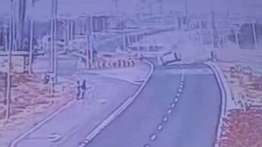 VIDEO: कर्नाटक में भीषण सड़क हादसा, 15 बार हवा में पलटी कार, 3 लोगों की मौत, खौफनाक CCTV फुटेज आया सामने VIDEO: कर्नाटक में भीषण सड़क हादसा, 15 बार हवा में पलटी कार, 3 लोगों की मौत, खौफनाक CCTV फुटेज आया सामने