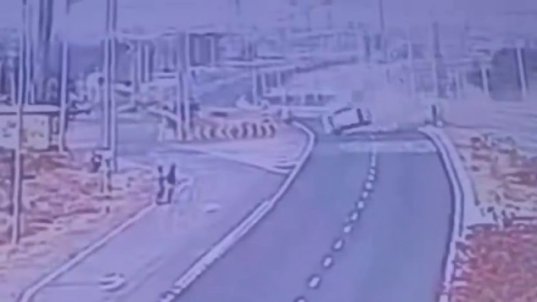 VIDEO: कर्नाटक में भीषण सड़क हादसा, 15 बार हवा में पलटी कार, 3 लोगों की मौत, खौफनाक CCTV फुटेज आया सामने