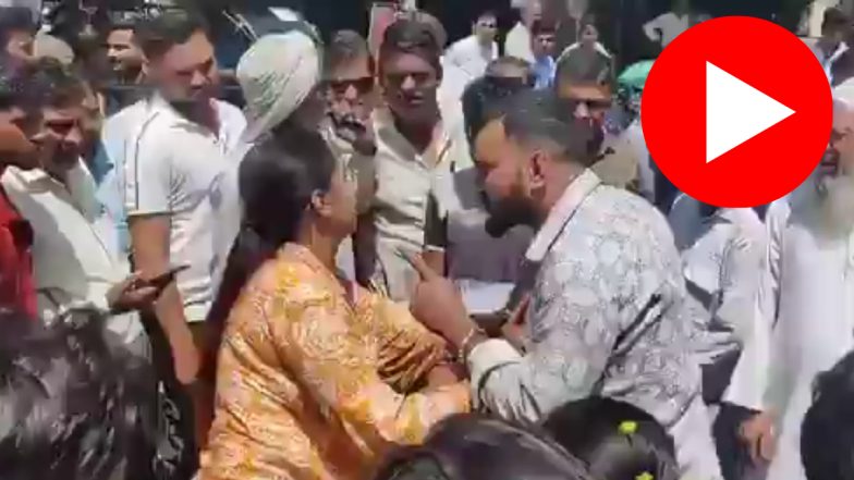 VIRAL VIDEO: बस स्टैंड पर BF की पिटाई! बेवफाई से भड़की प्रेमिका ने बरसाए थप्पड़, कॉल भी रिसीव नहीं कर&nbsp;रहा&nbsp;था&nbsp;प्रेमी