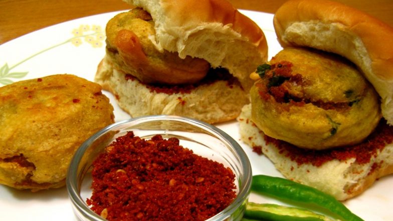 Karjat Station Food Stall Sealed: मध्य रेलवे की कार्रवाई, कर्जत रेलवे स्टेशन पर वड़ा पाव में 'साबुन' मिलने पर स्टॉल सील