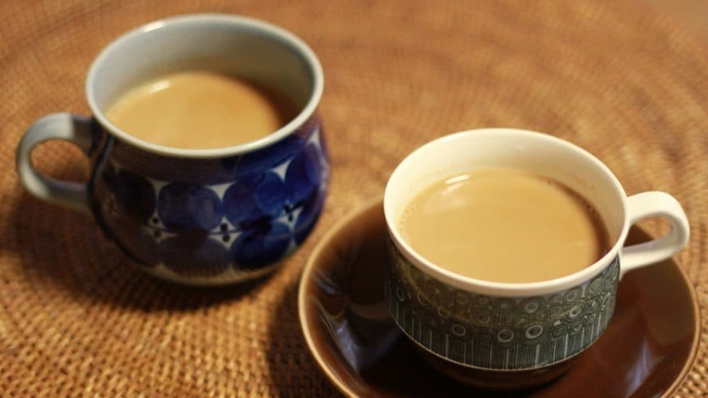 Side Effects of Tea: गर्मियों में भी नहीं छूट रही चाय की आदत? टी लवर्स जान लें इसके नुकसान