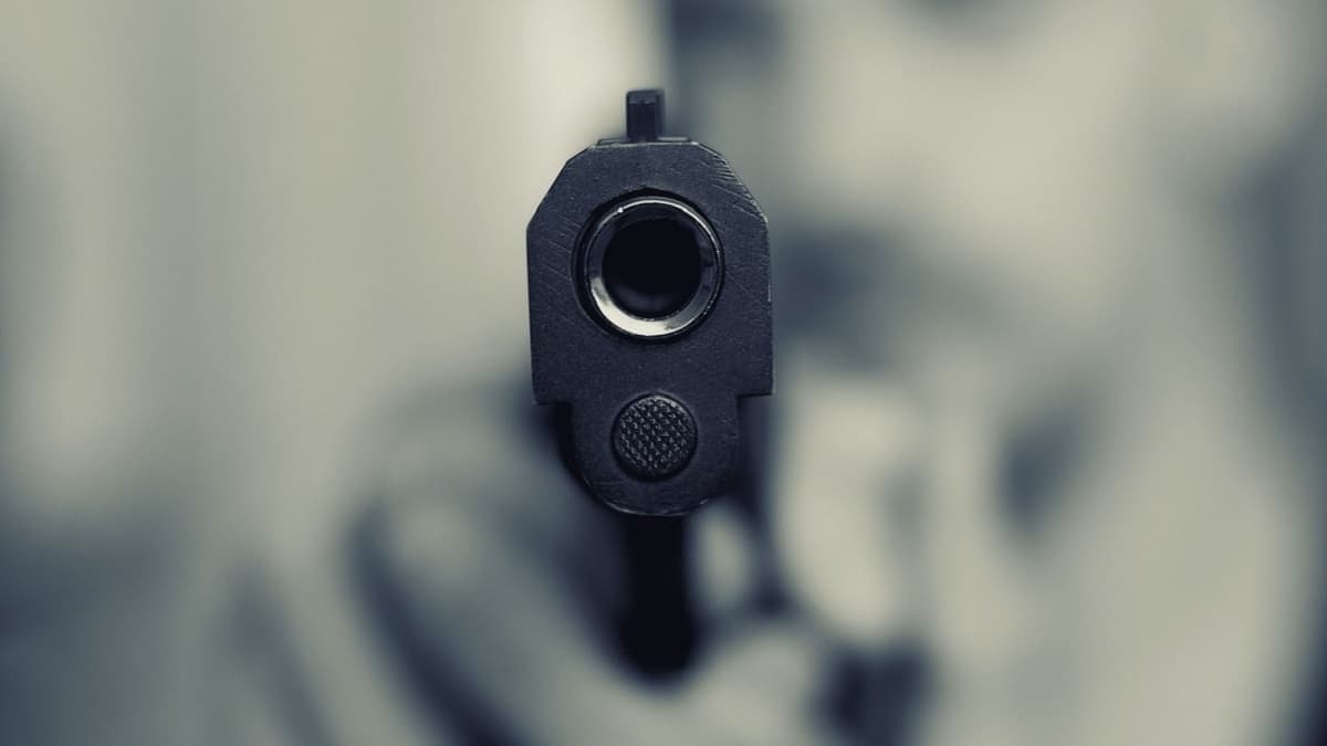 अवैध संबंध के संदेह में नगर पंचायत अध्यक्ष के बेटे ने पत्नी को गोली मारी