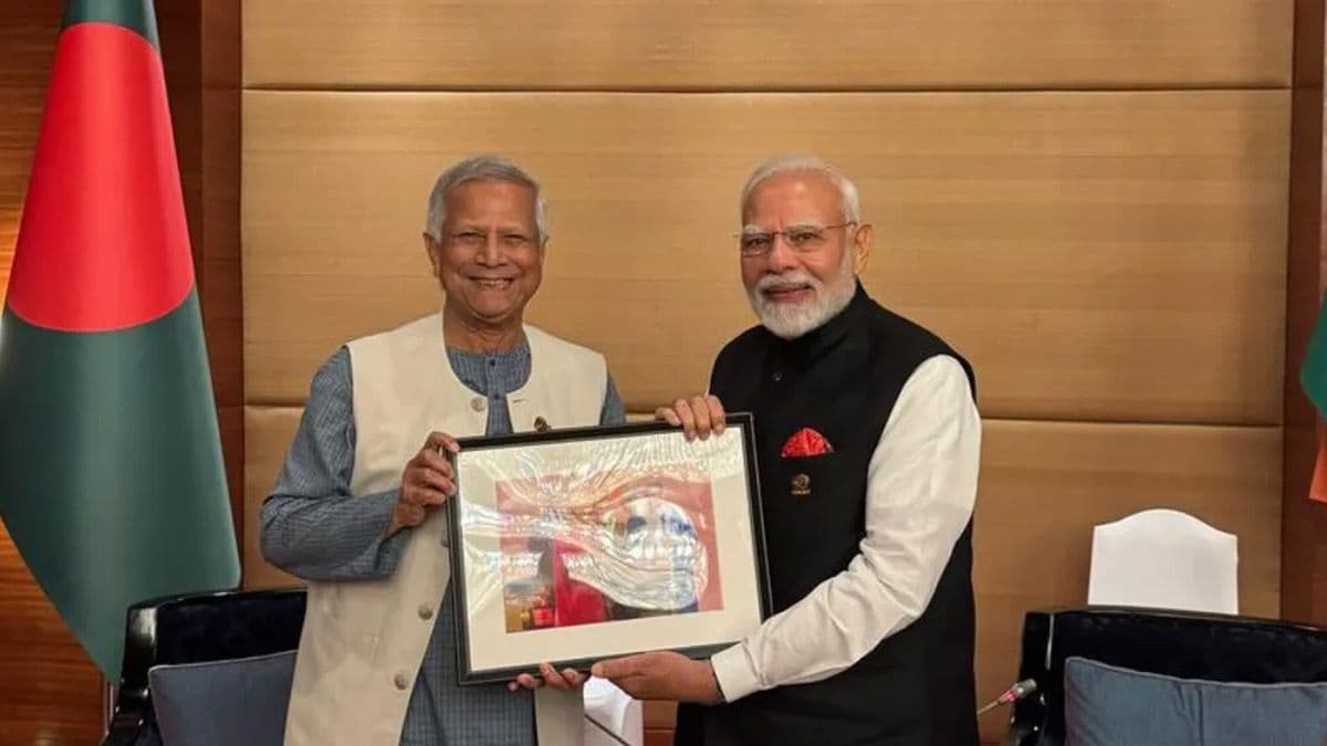 PM मोदी को प्रोफेसर मोहम्मद यूनुस ने तोहफे में दी दस साल पुरानी थ्रोबैक फोटो