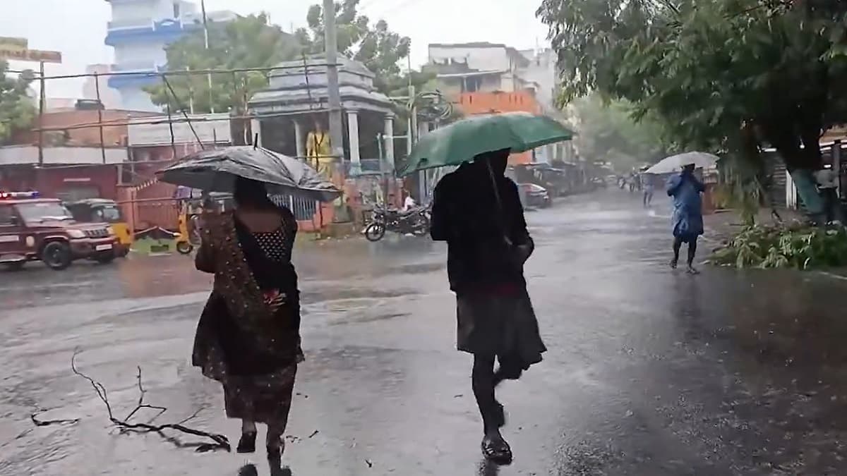 Heavy Rain Jajpur City: ओडिशा में बदला मौसम का मिजाज, जाजपुर शहर के कुछ हिस्सों में तेज बारिश (Watch Video)