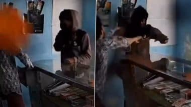 Bijnor Mobile Shop loot Video: बिजनौर में मोबाइल शॉप में दिनदहाड़े लूट, बदमाश ने दुकानदार की आंखों में मिर्ची पाउडर डालकर उड़ाए 50 हजार रुपये!