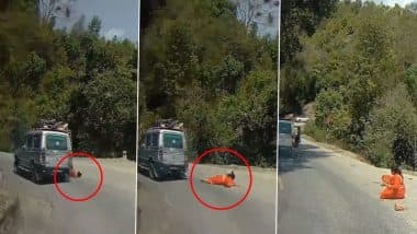 Viral Video: पहाड़ी रास्ते से गुजरते समय स्कॉर्पियो का दरवाजा खुलने से नीचे गिरी महिला, हैरान करने वाला वीडियो हुआ वायरल