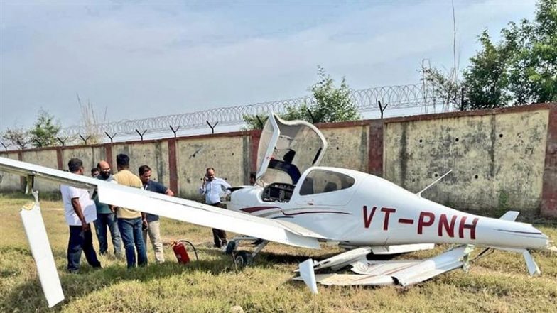 Aligarh Trainee Plane Crash: अलीगढ़ के धनीपुर एयरपोर्ट पर ट्रेनिंग प्लेन क्रैश, लैंडिंग के दौरान दीवार से टकराया विमान; बाल-बाल बचा पायलट (Watch Video)