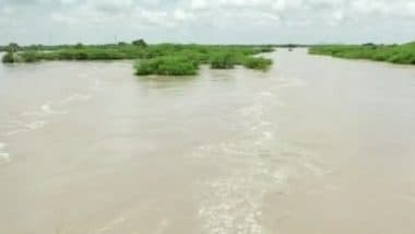 Karnataka Weather Update: कर्नाटक में भारी बारिश, धारवाड़ में ऑरेंज अलर्ट जारी, 56 गांवों पर बाढ़ का खतरा, प्रशासन ने की रेस्क्यू बोट्स और शेल्टर की व्यवस्था (Watch Video)