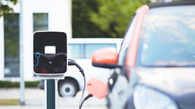 Electric Vehicles New Rule: महाराष्ट्र में इलेक्ट्रिक गाड़ियों को अब नहीं देना होगा टोल टैक्स, मिलेगी 2 लाख रुपए की सब्सिडी और 25 किलोमीटर पर होंगे चार्जिंग पॉइंट