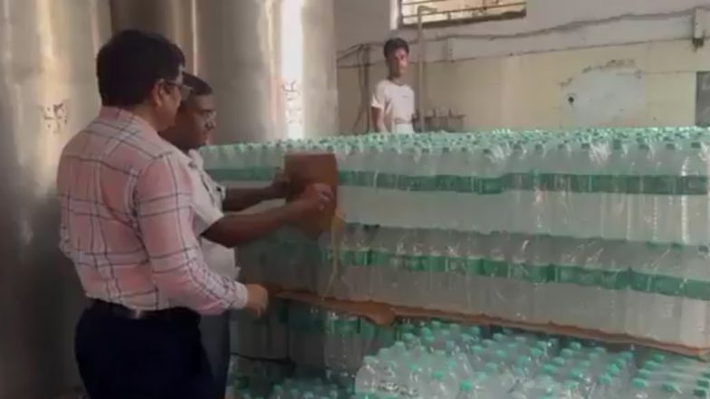 VIDEO: ग्रेटर नोएडा में कंपनी में हो रहा था नकली 'बिसलेरी' का निर्माण, पुलिस और प्रशासन ने रेड मारकर किया भंडाफोड़