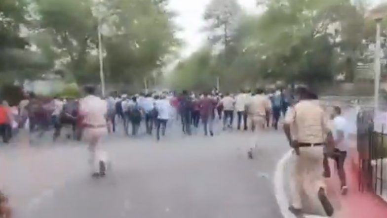 VIDEO: पटना में BPSC अभ्यर्थियों पर लाठीचार्ज, TRE 3.0 रिजल्ट में गड़बड़ी का लगा रहे थे आरोप; मुख्यमंत्री आवास का घेराव करने पर हुई कार्रवाई
