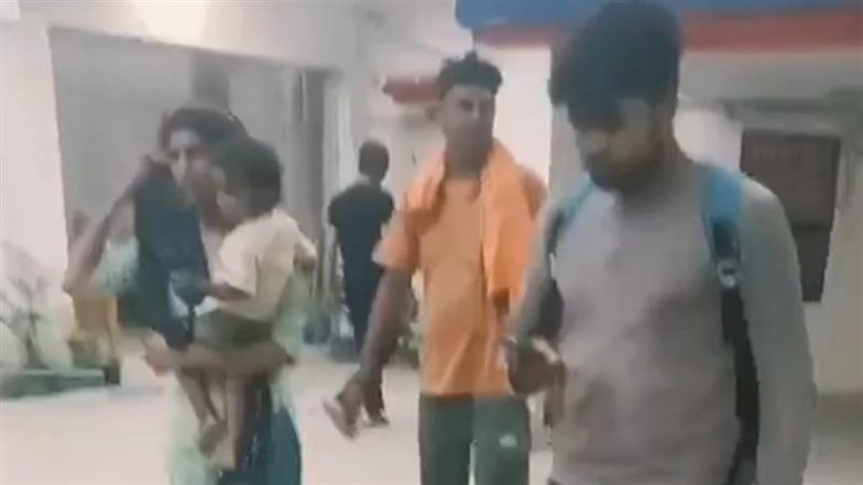 UP: जा बेवफा जा...पति ने पत्नी को प्रेमी के साथ रंगे हाथों पकड़ा; फिर तीन बच्चों के साथ कर दिया विदा (Watch Video)