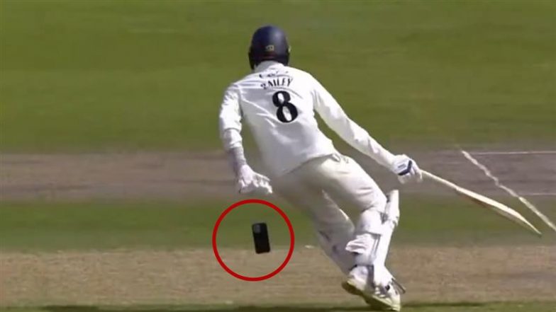 Tom Bailey Carries Phone in Pocket While Batting:&nbsp;काउंटी मैच में बल्लेबाज़ी के दौरान टॉम बेली की जेब से गिरा मोबाइल, वीडियो हुआ वायरल