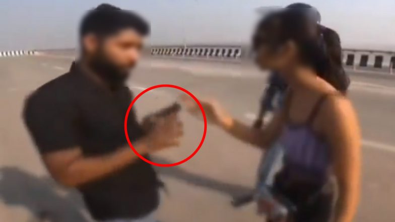 Viral Video: 'तुम्हारी औकात है मेरे साथ घूमने की.. एक्स के साथ बॉयफ्रेंड ने जमकर काटा बवाल, युवक ने तान दी पिस्तौल, पटना के मरीन ड्राइव का वीडियो हुआ वायरल