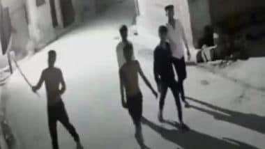 Varanasi: आधी रात को लाठी-डंडों से लैस गुंडों ने तोड़े 50 सीसीटीवी कैमरे; ऑटो चालक और नाबालिग गिरफ्तार (देखें वीडियो)